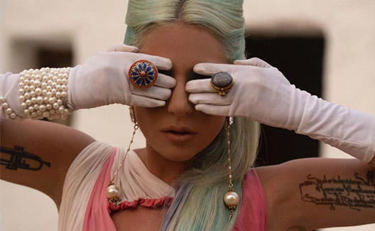 Lady Gaga Suarakan Kesehatan Mentalnya di “911”
